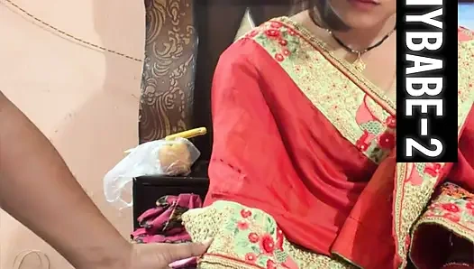 Hintli Üniversiteli Genç Kız Kocası Işe Gittiğinde Kayınbiraderi Tarafından Sikiliyor