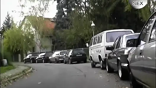 Ateşli sarışın bebek ıslak amcığı parmaklıyor ve titreyerek orgazm oluyor