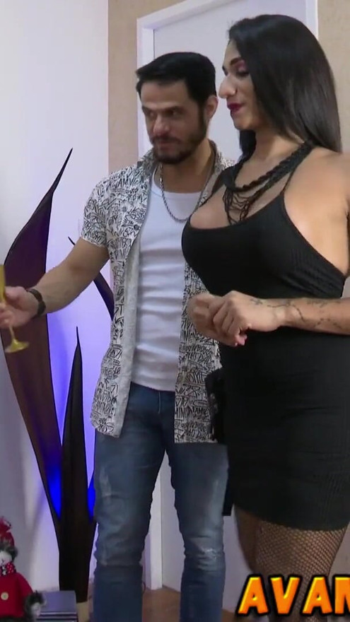 Surpresinha com a mamae Noel travesti | Clip 1