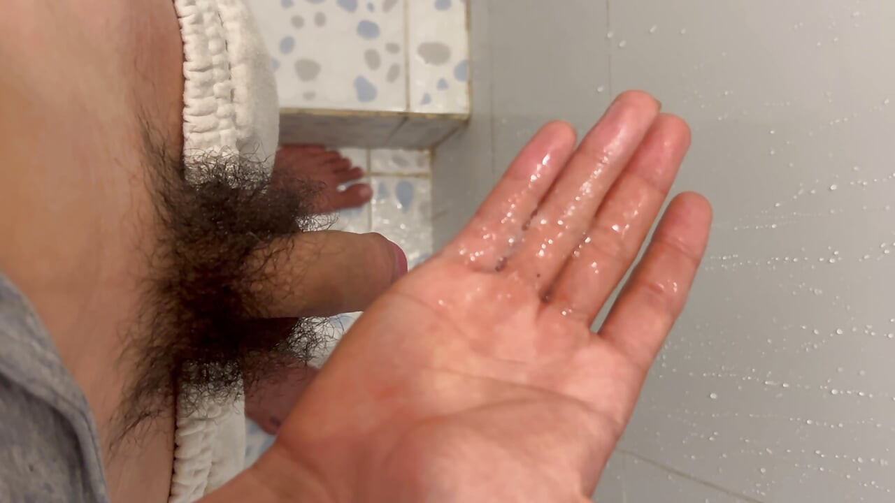 18-jähriger junge masturbiert im badezimmer seiner stiefschwester