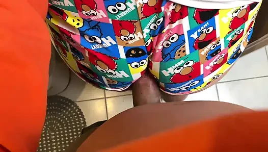 Adik tiriku menggodaku dengan pantat bahenolnya pakai celana piyama di kamar mandi