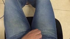 Esfregando porra em jeans femininos