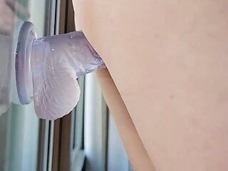 Puszczalska perwersyjna nastolatka milf Xlilyflowersx rucha się z dildem na oknie przed ruchliwą ulicą, a następnie pluje na twarz