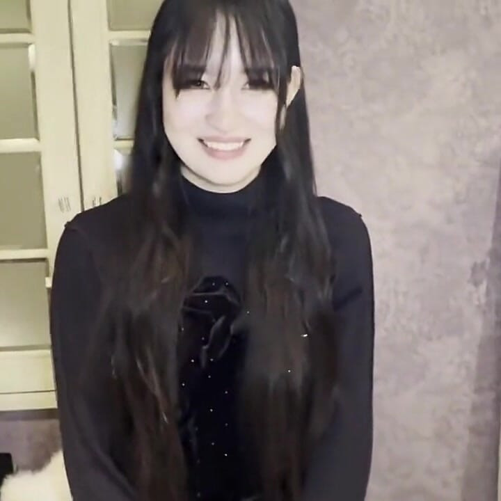 Grace tanpa sensor. Cewek cantik rambut hitam dengan baju ketat ini kehilangan kendali gara-gara kepekaannya mengambil alih posisi ini