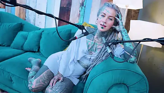 O hakkında konuşuyorum - Aş - asmr podcast sfw konuşuyor gotik sıska kız dreadlocks dövmeli model dövmeli kız