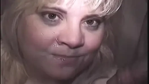 Reife blonde MILF lutscht großen schwanz und nimmt gesichtsbesamung