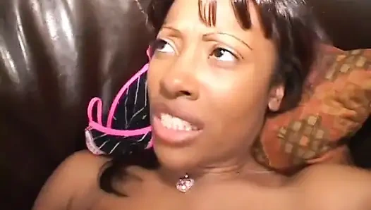 Balon götlü orta yaşlı seksi kadın yarağa binmeden önce pembe g ipinde kucak dansı yapıyor