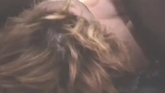 Olgun sarışın orta yaşlı seksi kadın büyük zenci yarağına biniyor