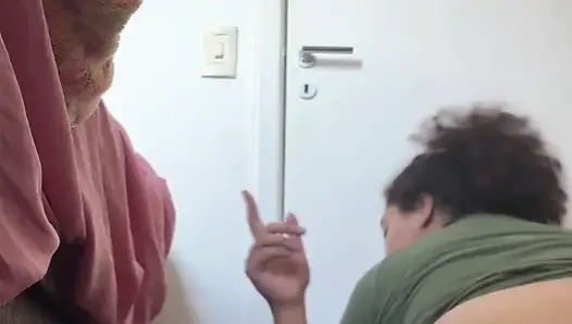 Ibu tiri gemuk dengan becek