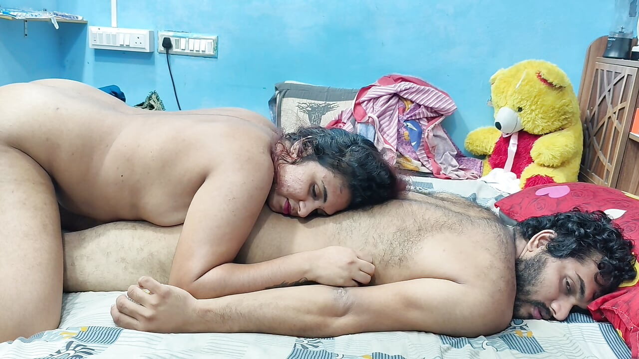 Mainit na desi girl na nagmamassage nang hubad sa mallu boy