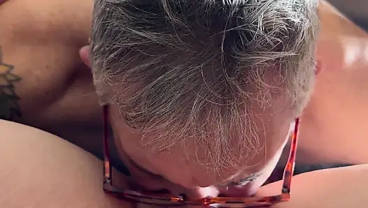 Жена обожает, когда ее пальцы ног сосут во время траха