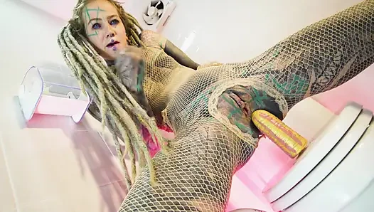 Татуированная девушка с соло-писсингом играет - татуированная красотка трахает пальцами и писает жестко