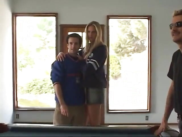 Blond dziwka ma trójkąt na łonach
