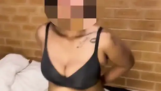 Gadis sange ini lagi buka baju di depan pacarnya