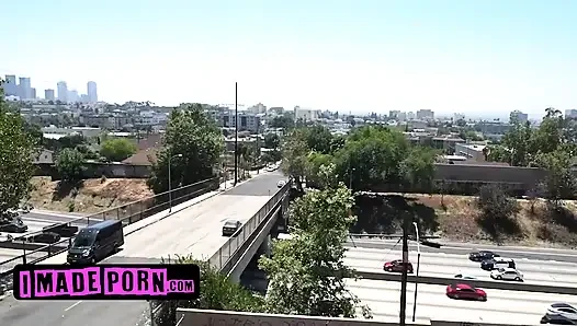 Komşunun ateşli üvey kızını sikiyor