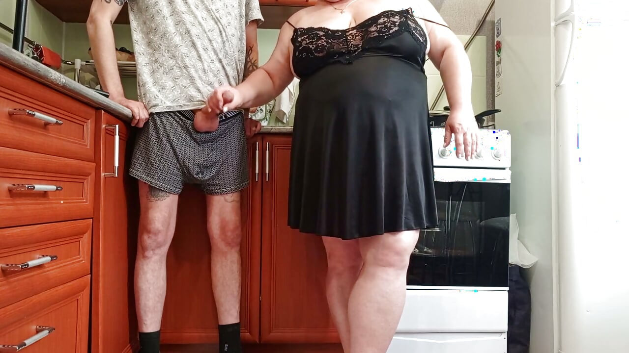 Before Lunch, My Stepmom Jerks off My Dick to a Cumshot