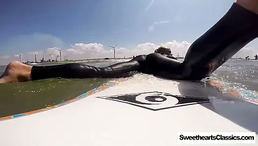 Surf's Up! 4 Lesbian Cuties Cruising di SweetheartsClassics