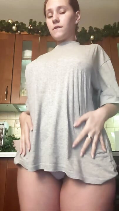 A buceta pequena e muito molhada de Jess sendo dedada é tão tesuda e gozando