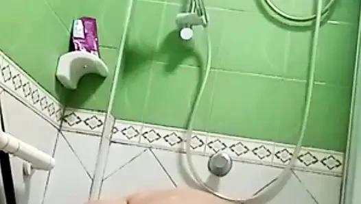 Cewek itu mandi sambil mergokin dia lagi ngocok kontolku