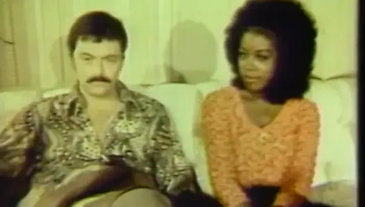 Memek hitam dan putih menjilati di kamar tidur