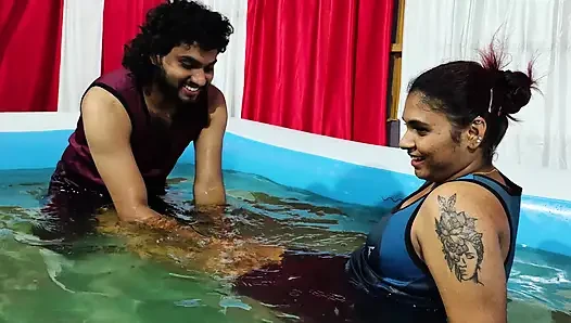 Romansa kolam renang dengan lip lock