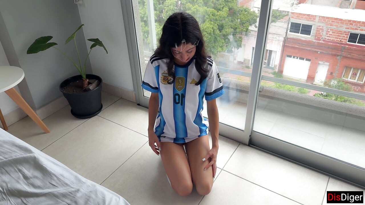 Katty West kanos futballista elkap egy rajongót a stadion közelében, hogy szexeljen