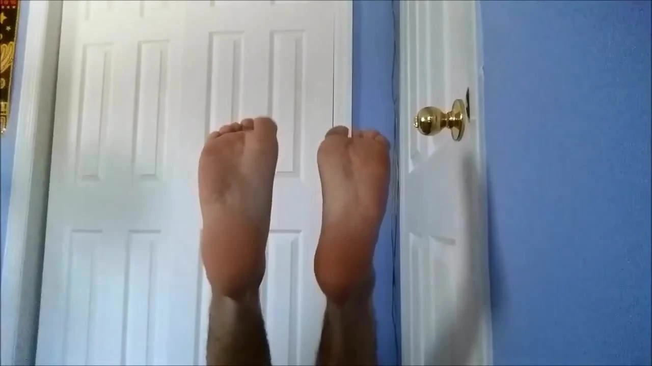 Meias suadas e pés de garoto depois da corrida