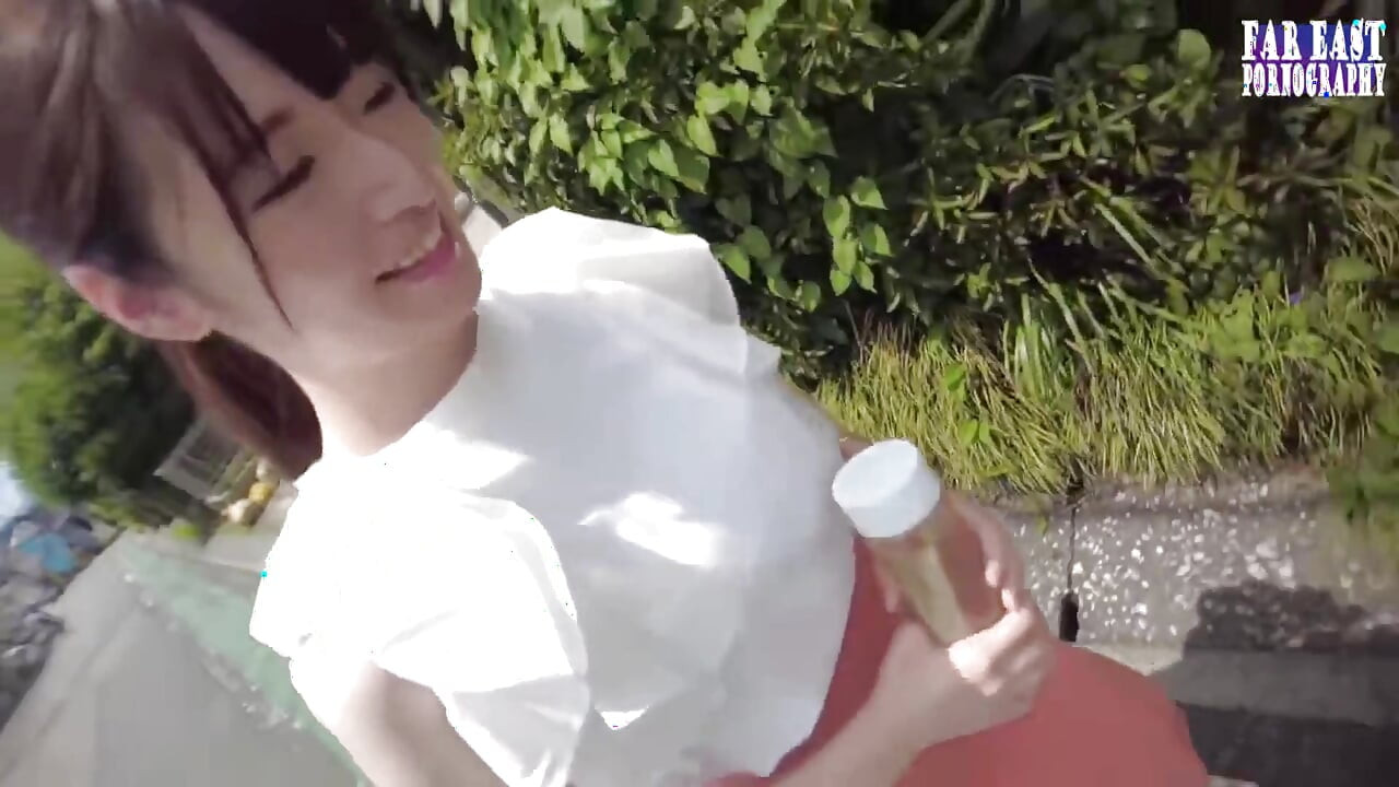 濡れた跡がさまよい、前半は自分をさらけ出すたびにいたずらなきらめく軌跡を残します