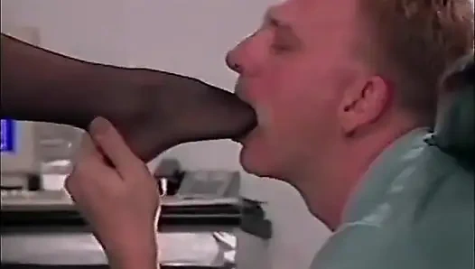 Yüksek topuklu seksi kızıl saçlı kadın ofiste ayaklarını yalatıyor