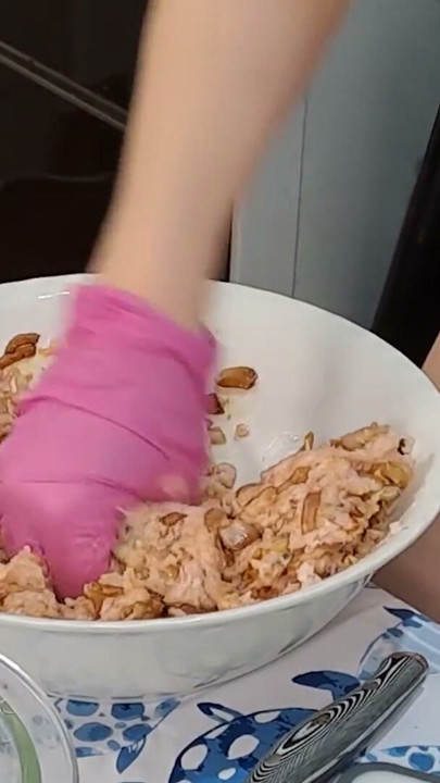 Cocina desnuda. Fritando albóndigas completamente desnuda | Clip 1