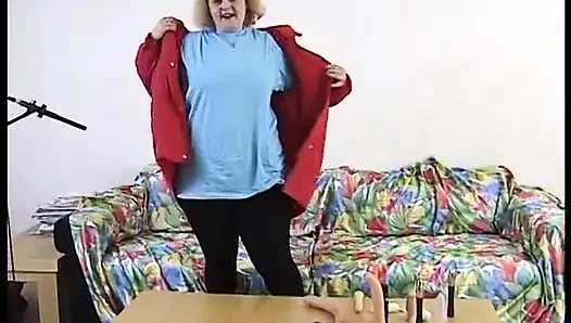 Mollige MILF stöhnt, als sie ihre rasierte fotze mit einem riesigen dildo stößt