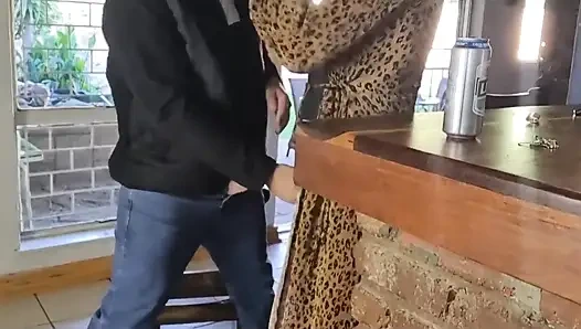 Kayınbiraderi beni barında sikiyor