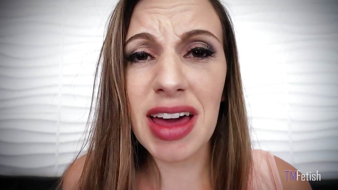 突然的腹部膨脹讓年輕的 Ashlynn Taylor 徹底瘋狂