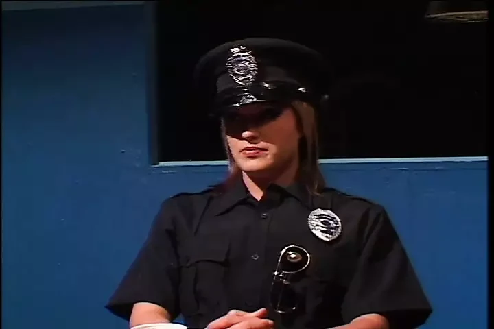 policewoman fickt schwulen mann im interrogation room