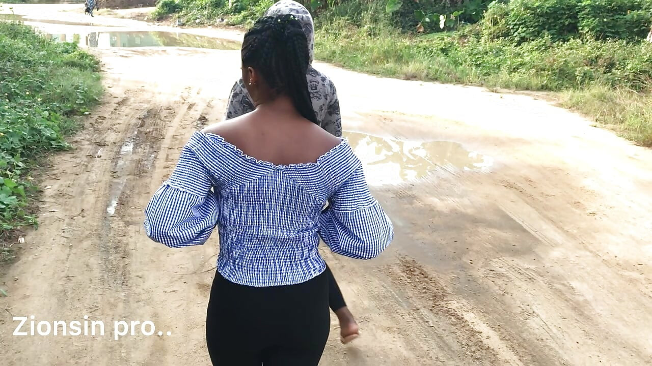 非洲女同性戀情人戶外玩耍