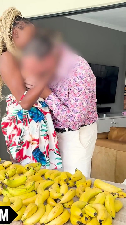 大きな胸の黒人ティーンが膝をついてディープスロート 大きな白人のペニス視点 | クリップ 1