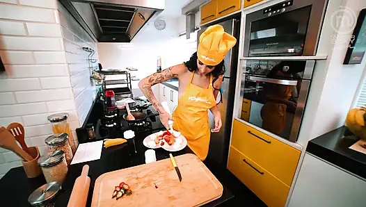 Heiße lesbische Latinas kochen – Teil 2 – SFW