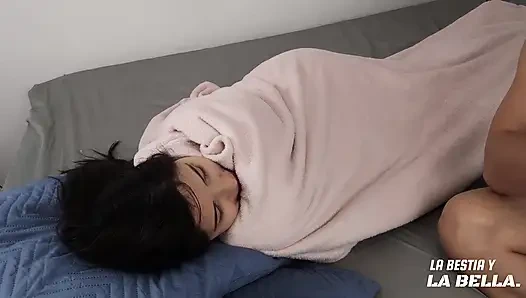 Abang tiriku crot di kakiku dan aku nyepong sperma amatirnya