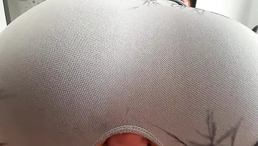 Yırtık taytlı mükemmel göt pozisyonunda ters kovboy kız bakış açısı