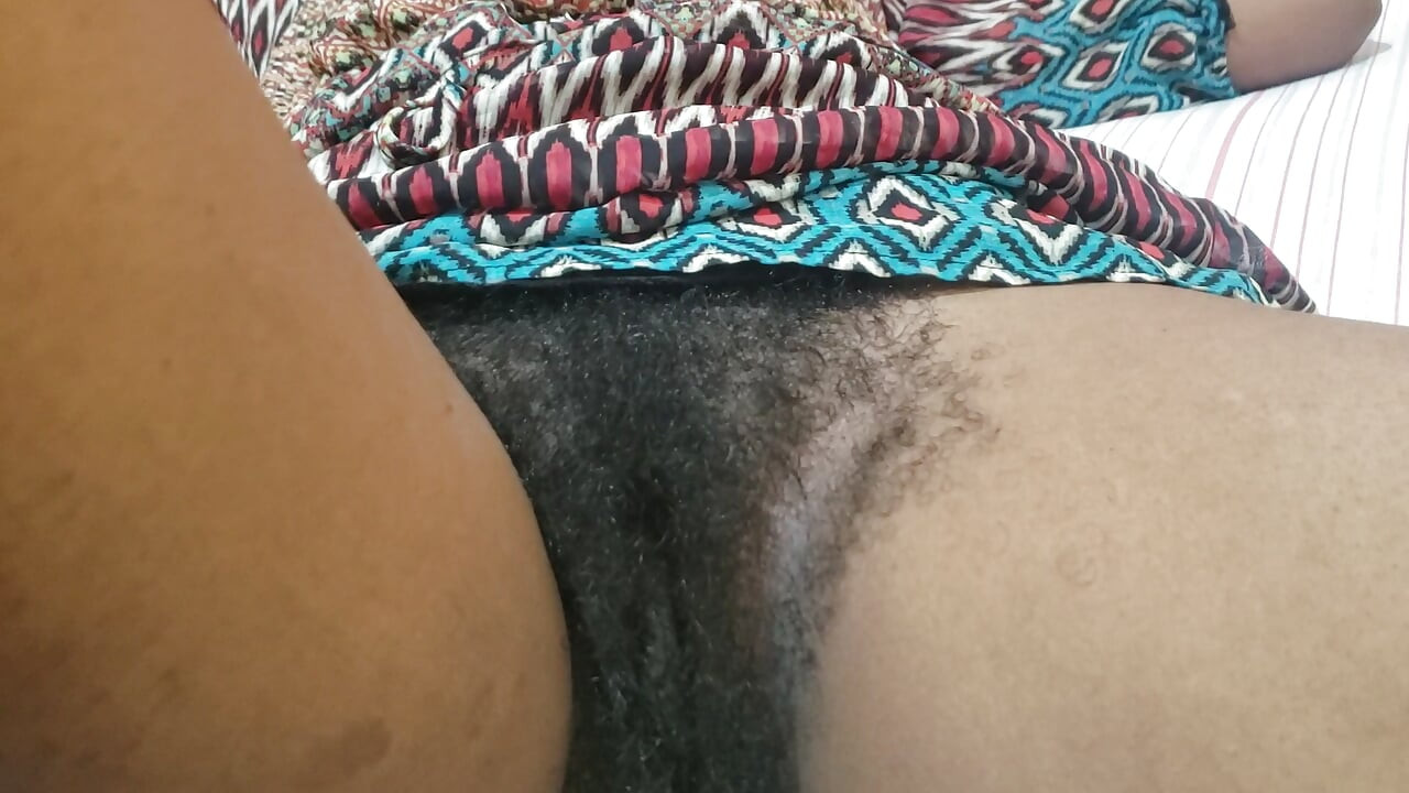 Éjaculation sur une MILF sexy à la chatte poilue naturelle