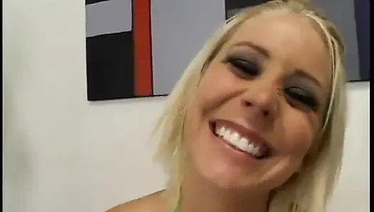 Harika memeli sarışın emme becerilerini gösteriyor ve dölleniyor