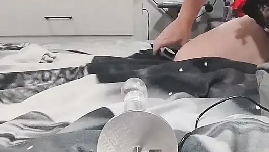 Вид за моей машиной для траха, растягивающей мою киску в видео от первого лица