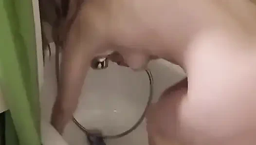 Junges blondes blasses mädchen, putzt ihre badewanne komplett nackt