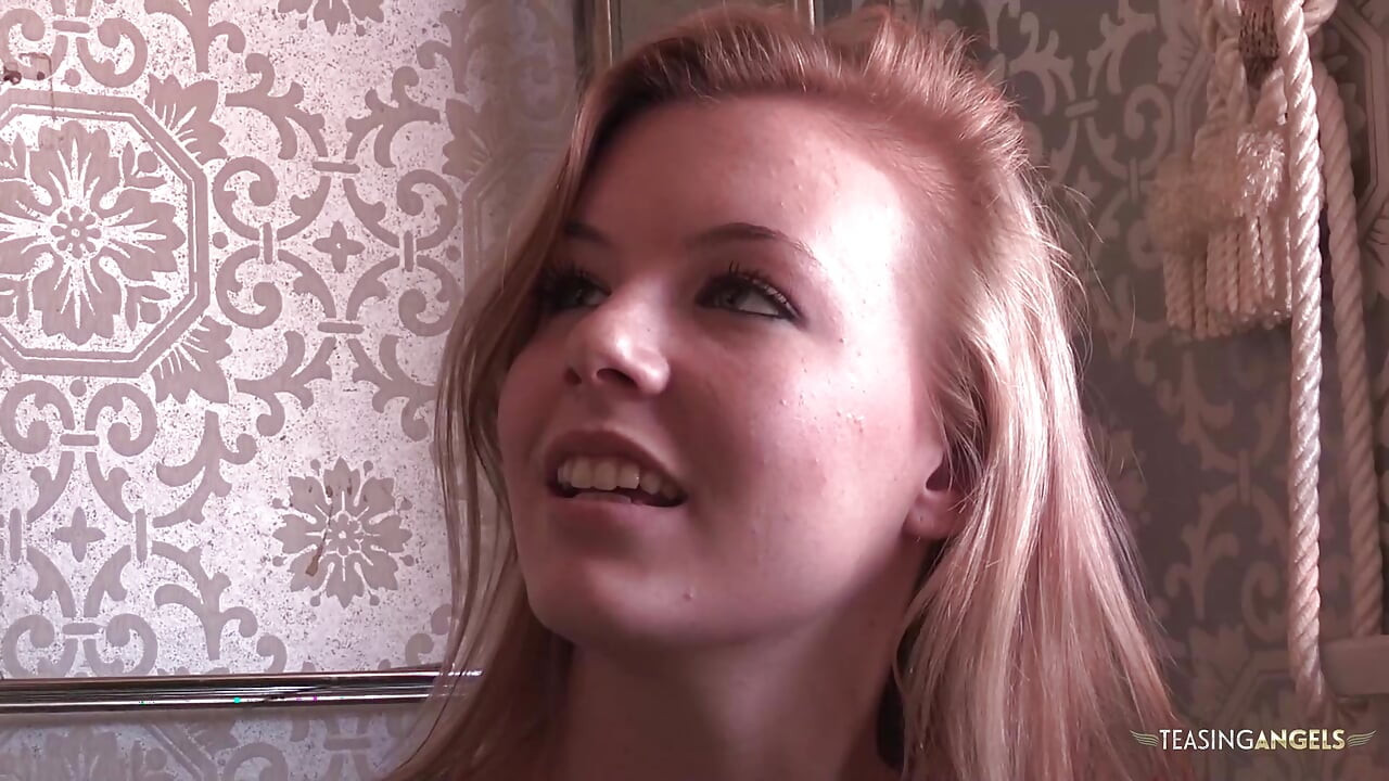 Blonda suge adânc o pulă și este futută în pizdă în baie