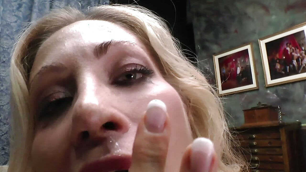 Vittoria Risi: Een absolute koningin van Italiaanse porno die hard geneukt werd in haar zachte kont