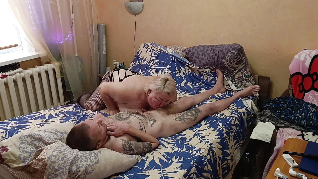 Schwiegermutter entleert meine spermabälle, indem sie blowjob gibt und sperma schluckt