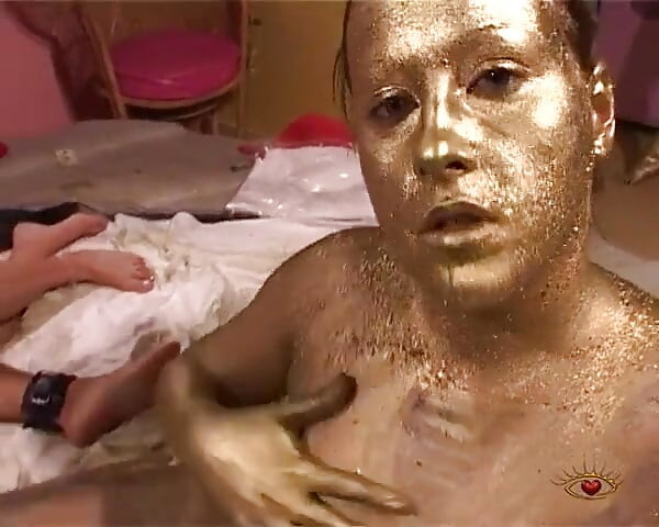 Gold show at the Big Stepsister club