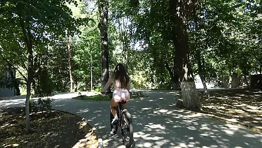 Cowok ini nonton gadis seksi dengan sepeda di taman, nyepong kontol besar di rumahnya, tampilan versi 4k!