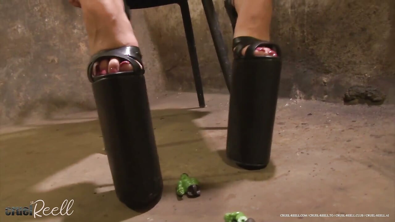 Giantess Trampling with High Heels