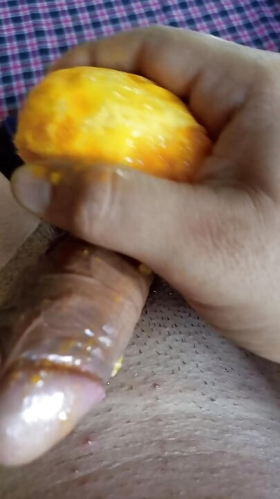 Mango 🥭 ka juice nikal kr apne land ka massage Kiya